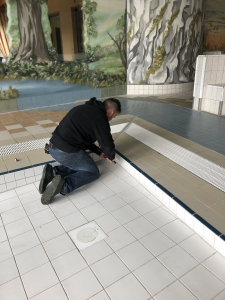 (Planschbecken Schwimmhalle / Erneuerung der Silikonfugen)